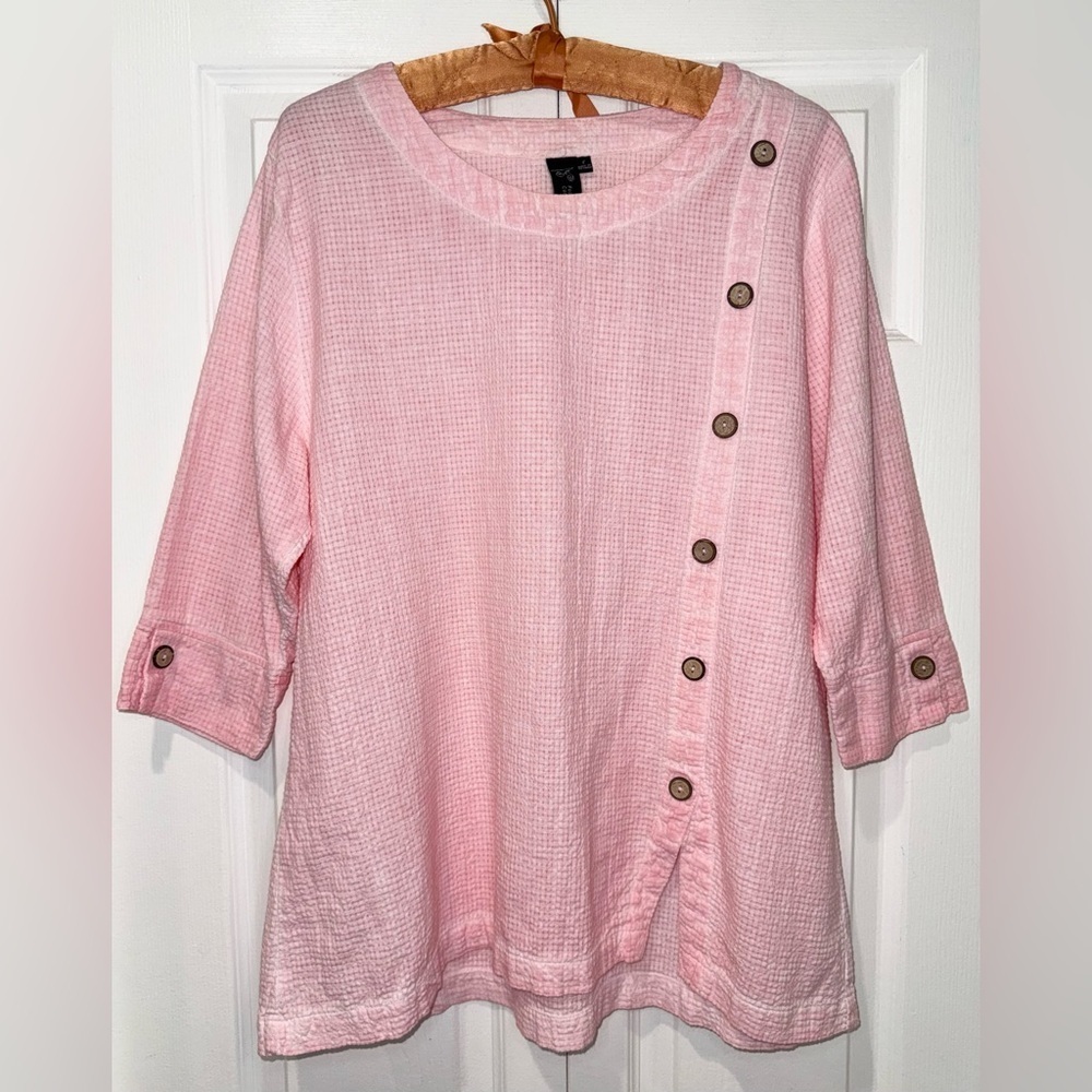 Focus Casual life top | 100% preshrunk cotton | pink button detail size Small